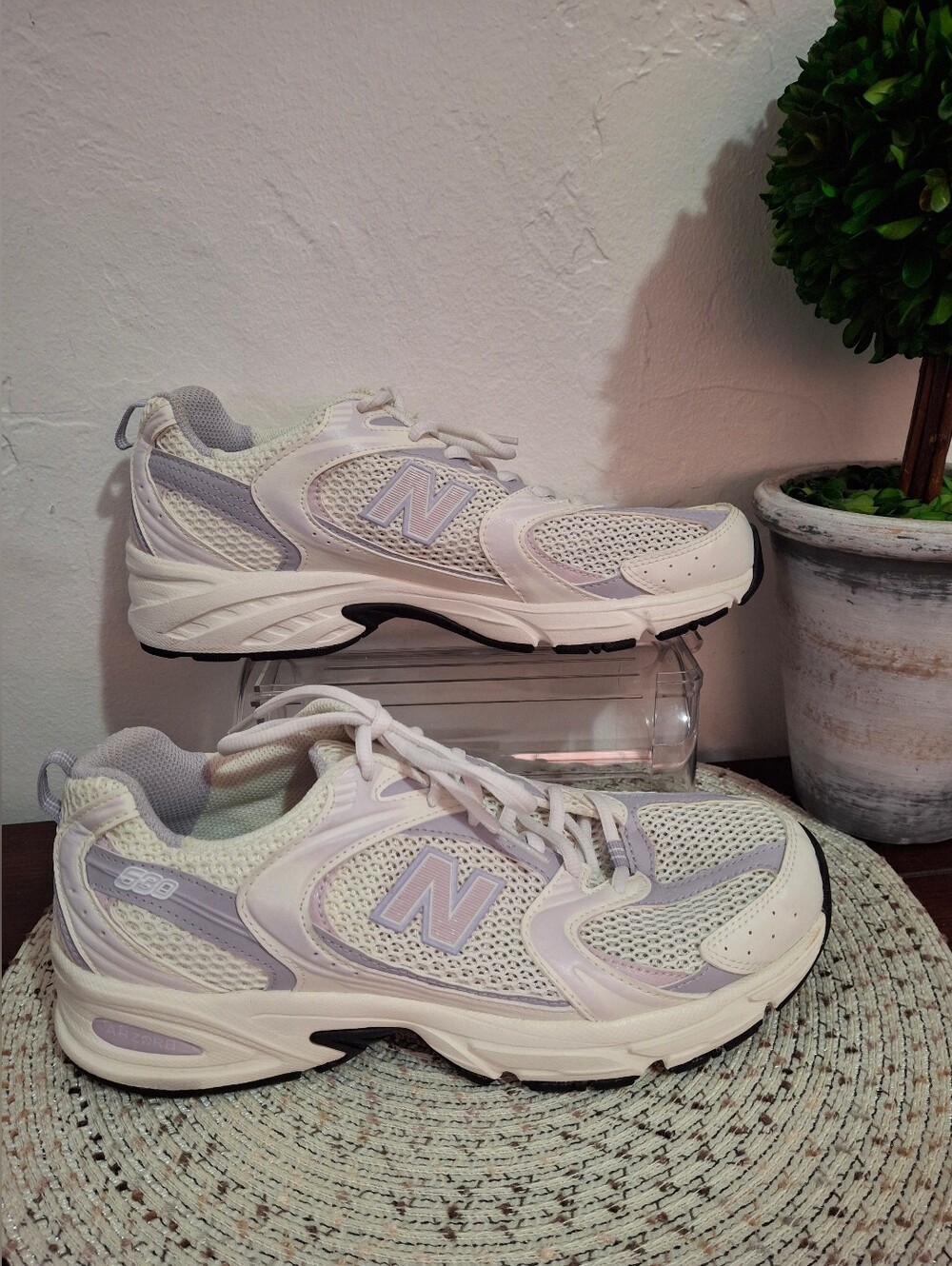 New Balance Unisex White & Light Purple Running Sneakers Size M8.5/W10.